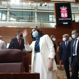 La presidenta de la Comunidad de Madrid, Isabel Díaz Ayuso, saluda a su llegada al debate del Estado de la Región, en la Asamblea de Madrid. E.P./Eduardo Parra