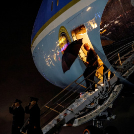 El presidente de EEUU, Donald Trump, desciende del Air Force One en la base Andrews, Maryland, tras el primer cara a cara electoral con el candidato demócrata Joe Biden en Cleveland (Ohio). REUTERS/Carlos Barria