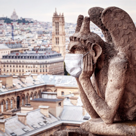 Una de las gárgolas de Notre-Dame (París) con mascarilla. Shutterstock / Viacheslav Lopatin