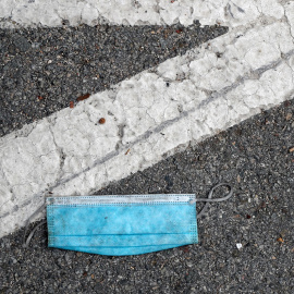 Una mascarilla quirúrgica tirada en el asfalto, en un calle en Barcelona. REUTERS/Nacho Doce