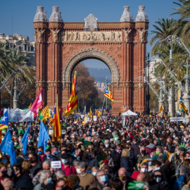  Varias personas acuden a la manifestación contra el fallo del 25% de castellano, a 18 de diciembre de 2021, en Barcelona, Catalunya (España).- Lorena Sopêna / Europa Press