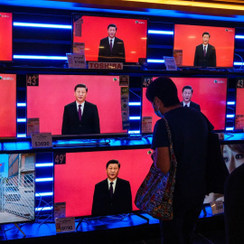 El presidente de China, Xi Jinping, aparece en varios monitores de televisión en un comercio en sHong Kong. SOPA Images via ZUMA Wire/dpa Isaac Wong