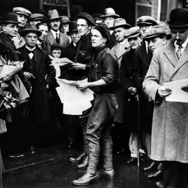 Fascistas británicos repartiendo propaganda en el West End de Londres con motivo de una huelga general en los años 30. Shutterstock / Everett Collection