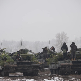Carros de la 92.ª Brigada Mecanizada Separada de las Fuerzas Armadas de Ucrania participan en ejercicios militares en un campo de tiro en la región de Kharkiv. REUTERS