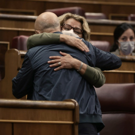  El diputado vasco del PSOE, Odón Elorza, se abraza con la diputada de Unidas Podemos, Meri Pita, en una sesión plenaria en el Congreso de los Diputados, a 24 de noviembre de 2021, en Madrid, (España).- Eduardo Parra / Europa Press