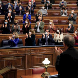  El presidente del Gobierno, Pedro Sánchez, recibe los aplausos de los miembros del Gobierno y de la bancada socialista tras la aprobación de los Presupuestos de 2022. EFE/Fernando Alvarado