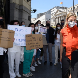  La vicepresidenta tercera y ministra de Trabajo, Yolanda Díaz, se encuentra con enfermeras de la manifestación en protesta del sistema de adjudicación de plazas para el MIR, a 25 de mayo de 2021, en Madrid.- EUROPA PRESS