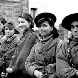  Rosario Sánchez Mora (segunda por la derecha), en su desempeño como miliciana durante la Guerra Civil