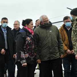  5 de enero de 2022: El Vicepresidente de la Comisión Europea Josep Borrell y el Ministro de Asuntos Exteriores de Ucrania Dmytro Kuleba visitan el puesto de control de entrada y salida en Stanytsia Luhanska oriental Ucrania.- Ukrinform / Europa Press