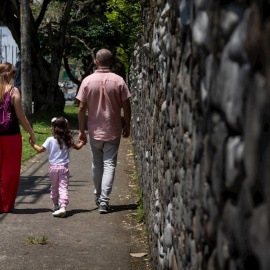 Una pareja con su hija. EFE/Dámaris Pérez
