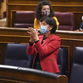 La ministra de Educación, Isabel Celaá, aplaude durante el debate del proyecto de Ley Orgánica por el que se modifica la Ley de Educación, la LOMLOE. E.P.