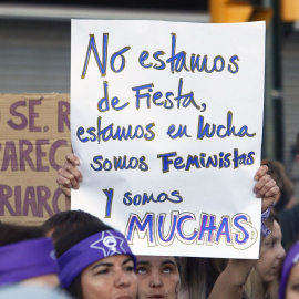 Una manifestante sostiene su pancarta durante la marcha por el Día Internacional de la Mujer en Málaga, (Andalucía, España), a 08 de marzo de 2020. E.P./Álex Zea