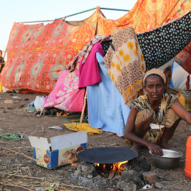 Un campamento de refugiados etíopes que huyen del conflicto en la región de Tigray, en la ciudad fronteriza de Hamdayet, en Sudán. EFE/EPA/LENI KINZLI