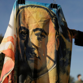 Una tela con la imagen de Francisco Franco en la concentración de ultraderechistas en Madrid para conmemorar el aniversario de la muerte del dictador. REUTERS/Javier Barbancho