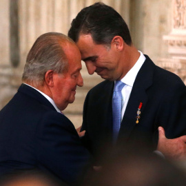 Juan Carlos I y Felipe VI, en la ceremonia de abdicación, en el Palacio Real de Madrid, el 18 de junio de 2014. REUTERS