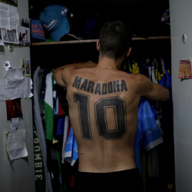  Un aficionado con la espalda tatuada con el nombre de Maradona y el número 10, en Buenos Aires. REUTERS/Ueslei Marcelino