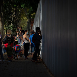 Padres y alumnos esperan a las puertas de un colegio, en Barcelona. E.P./David Zorrakino