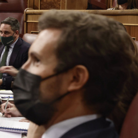  El líder de Vox, Santiago Abascal (i), y el líder del PP, Pablo Casado, en una sesión plenaria en el Congreso de los Diputados, a 10 de noviembre de 2021, en Madrid, (España).- EUROPA PRESS