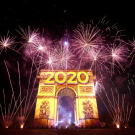 Fuegos artificiales sobre el Arco de Triunfo en la celebración del nuevo año en los Campos Elíseos de París. REUTERS/Benoit Tessier