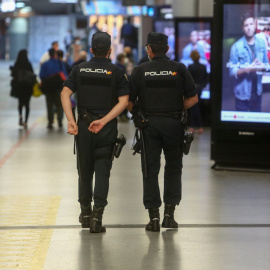 Agentes de la Policía Nacional realizan controles en la estación de tren Madrid-Puerta de Atocha,. E.P./Ricardo Rubio