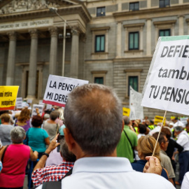 Concentración de pensionistas frente a las puertas del Congreso de los Diputados. EFE/Emilio Naranjo