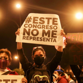  Demonstrators participate in protests following the impeachment of President Martin Vizcarra, in Lima, Peru November 12, 2020. The sign reads "This Congress does not represent me." REUTERS/Sebastian Castaneda