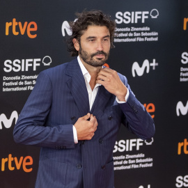El actor, Álex García, posa en la presentación de la serie 'Antidisturbios' en el Festival de cine de San Sebastián. E.P./Raúl Terrel