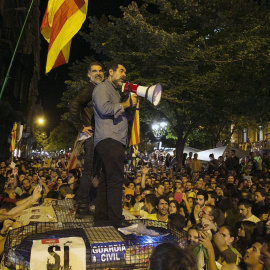 Jordi Sánchez y Jordi Cuixart se dirigen a los concentrados subidos al coche de la Guardia Civil la noche del 20-S de 2017. EUROPA PRESS