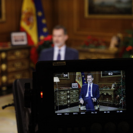 El rey Felipe VI, durante la grabacion de su mensaje de Navidad. CASA REAL