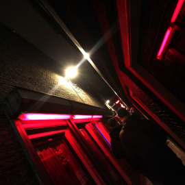 Varios hombres por el Barrio Rojo de Amsterdam, la zona de prostíbulos de la ciudad holandesa. AFP/Anoek de Groot