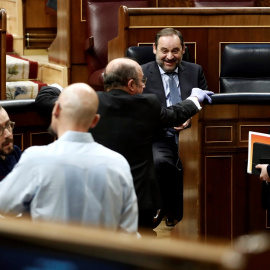 El ministro de Transportes, José Luis Ábalos, el diputado de ERC, Gabriel Rufián, y el portavoz de Unidas Podemos, Pablo Echenique, entre otros, durante un pleno en el Congreso de los Diputados en Madrid para debatir la prórroga del estado de alarma. 