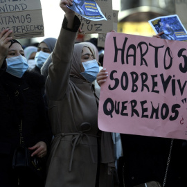 Vecinas de Cañada Real con pancartas reivindicativas durante una manifestación en la Puerta del Sol ante la sede del Gobierno madrileño.. E.P./Óscar Cañas 
