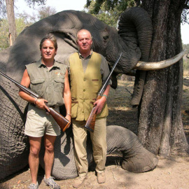 Juan Carlos I posa con otro cazador delante de un elefante abatido en Botsuana en 2006, en una fotografía publicada por la web de la compañía Rann Safaris.