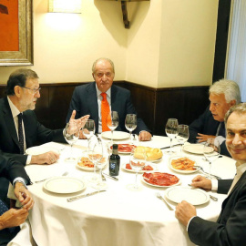 Fotografía de julio de 2015, del rey Juan Carlos, acompañado por el entonces presidente del Gobierno, Mariano Rajoy, y los expresidentes José María Aznar, Felipe González y José Luis Rodriguez Zapatero, durante una cena privada en el restaurante Cas