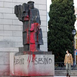 Estatua vandalizada el pasado domingo. / EFE