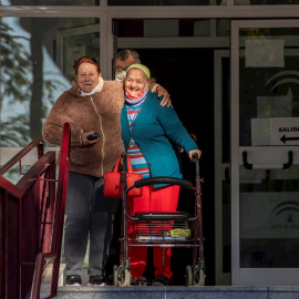 Residentes de un centro para personas mayores de Sevilla, esperando en la puerta la llegada de las dosis asignadas de la vacuna contra el coronavirus. EFE/Julio Muñoz