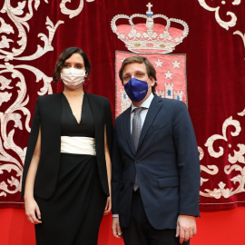 La presidenta de la Comunidad de Madrid, Isabel Díaz Ayuso, el alcalde de Madrid, José Luis Martínez- Almeida, durante el acto de homenaje a la Constitución, en la Real Casa de Correos, en Madrid. E.P.M.FERNÁNDEZ/POOL