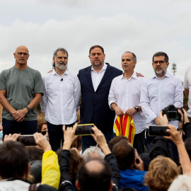  Los presos independentistas saludan a los simpatizantes que se han congregado a las puertas del centro Penitenciario de Lledoners.- EFE/Quique García