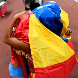 Dos atletas se abrazan tras una competición.