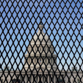 El edificio del Capitolio, en Washington, visto a través de una valla de seguridad. REUTERS/Joshua Roberts