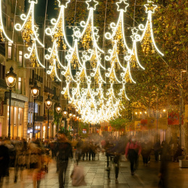 Aspecto de la Avinguda del Portal de l'Àngel de Barcelona en vísperas del día de Navidad de 2020. Shutterstock / Davide Bonaldo