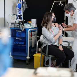 Una trabajadora sanitaria recibe la segunda dosis de la vacuna de Pfizer-BioNTech contra el coronavirus, en Barcelona. REUTERS/Nacho Doce
