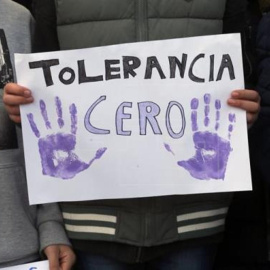 Un manifestante sostiene una pancarta que exige tolerancia cero con la violencia machista. EFE