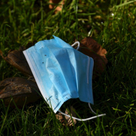 Una mascarilla quirúrgica tirada en el suelo. EFE/EPA/JAMES ROSS