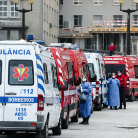 Ambulancias en los accesos a un centro sanitario de Lisboa. Tiago Petinga/EPA