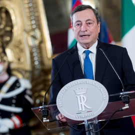 El expresidente del BCE Mario Draghi hace unas declaraciones tras su reunión con el presidente italiano, Sergio Mattarella, en la que aceptó el encargo de formar Gobierno. EFE/ Angelo Carconi