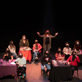 La escritora y periodista Cristina Fallarás durante la presentación de su último libro. — Roberto del Castar / TEATRO DEL BARRIO