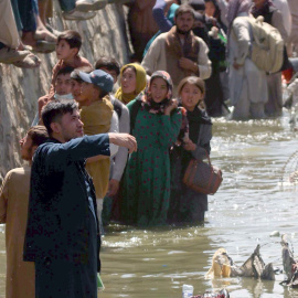 Ciudadanos afganos tratan de llegar hasta las fuerzas militares para mostrar sus credenciales y poder huir del país, junto al aeropuerto internacional de Kabul. EFE/EPA/AKHTER GULFAM