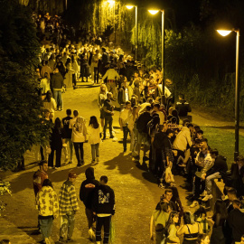  Más de un millar de jóvenes han participado durante la madrugada del sábado en el primer gran botellón de las fiestas de San Mateo de Logroño.- EFE