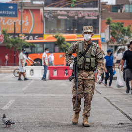 Un soldado vigila el cumplimiento de las restricciones por la pandemia en Lima, Perú, en abril de 2020. Shutterstock / Joel Salvador